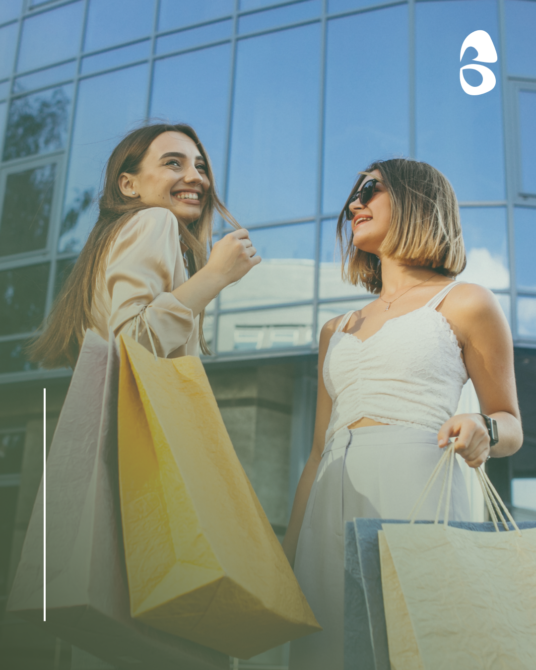 Dos clientas comprando en comercios locales