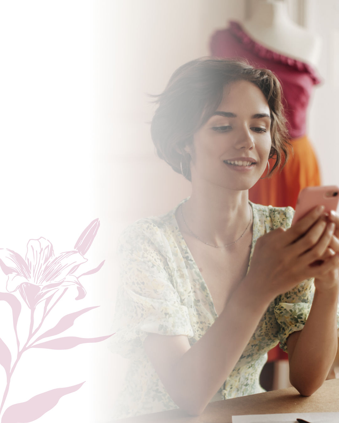 Clienta explorando productos de una boutique desde su teléfono